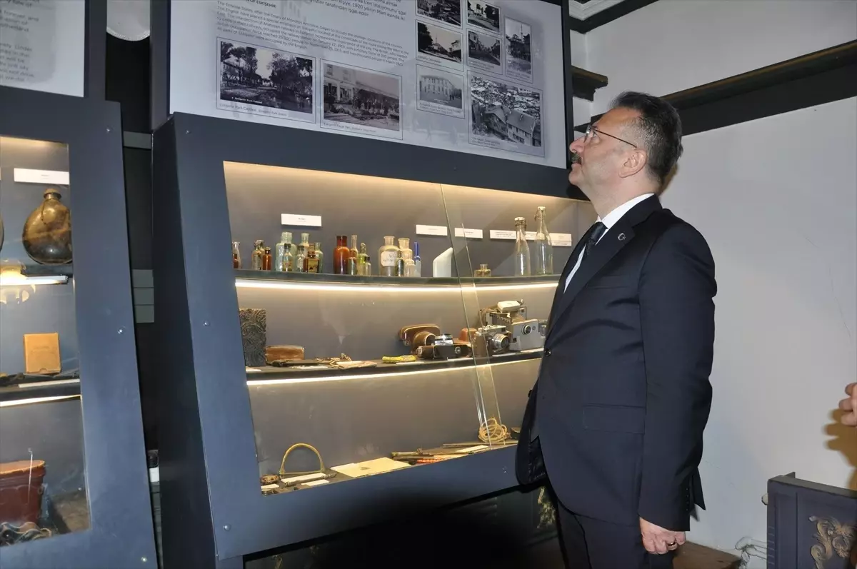 Eskişehir Valisi Aksoy, “Atatürk ile Bir Gün Galerisi”ni ziyaret etti