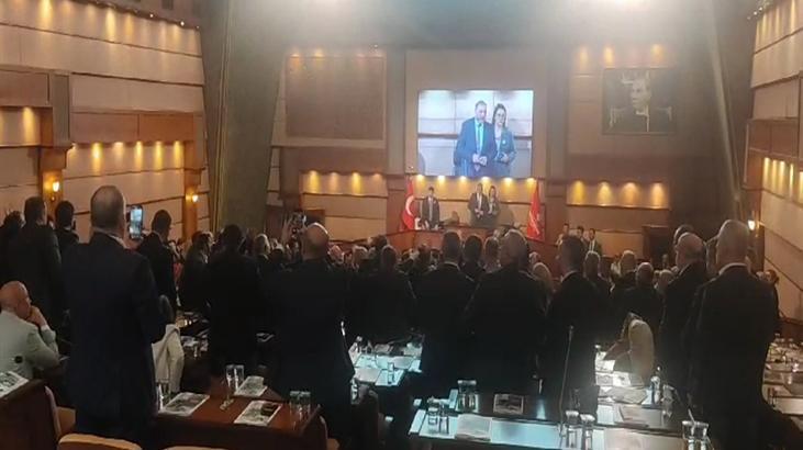 İBB Meclisi karıştı! Birbirlerine su şişesi fırlattılar