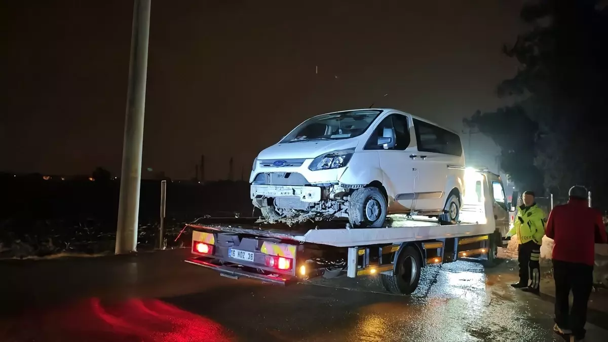 İnegöl’de Minibüs Refüje Düştü