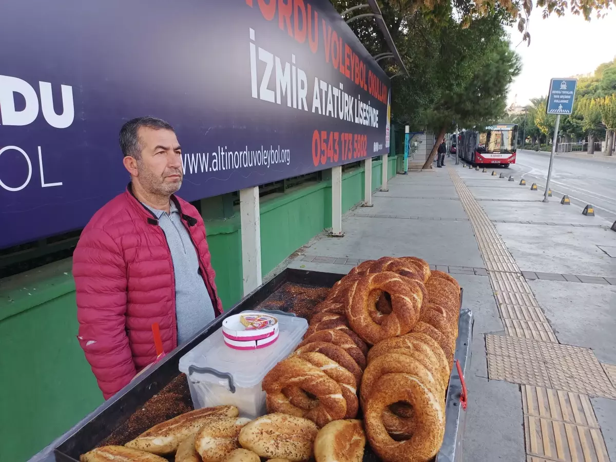 İzmir’de Atatürk’e Saygı Duruşu