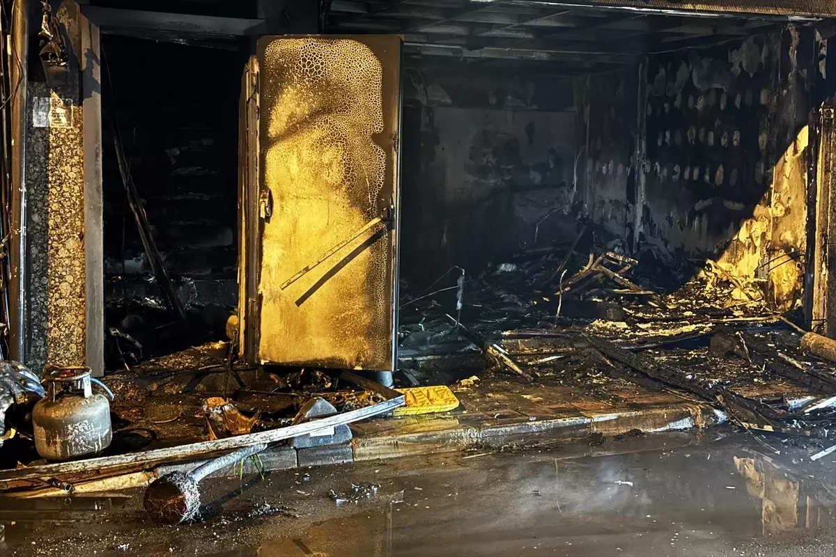 İzmir’de Mühürlü Otelde Yangın Çıktı