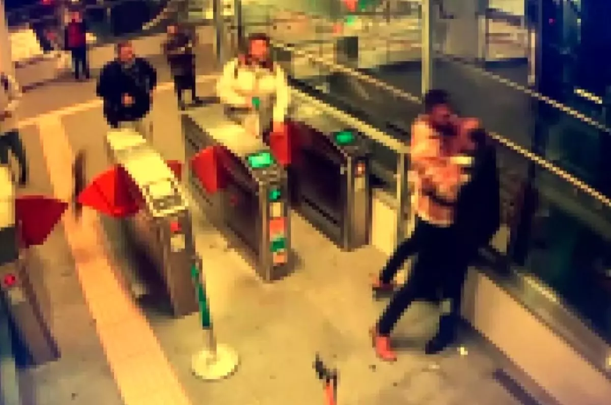 Marmaray’da Güvenlik Görevlisi, Alkollü Şahısı Vurdu