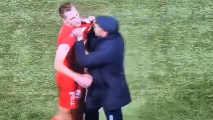 Oyuncusu kırmızı kart gördü, sahada sinirlerine hakim olamadı