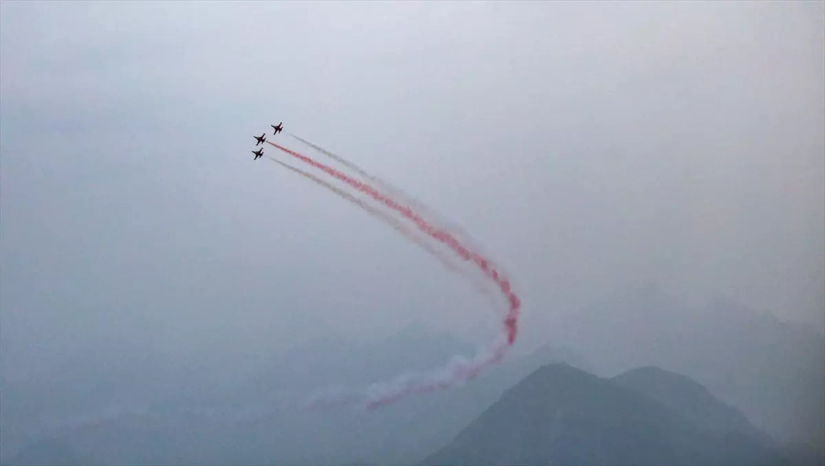 Türk Yıldızları’ndan Atatürk’e Saygı Uçuşu