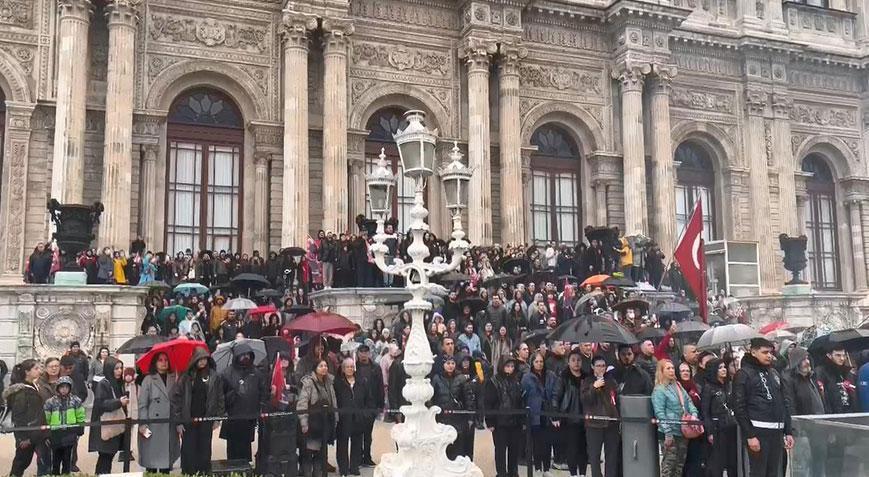 Yüzlerce kişi metrelerce uzayan kuyrukta bekledi! ‘Onun yokluğu daha çok üşütüyor’