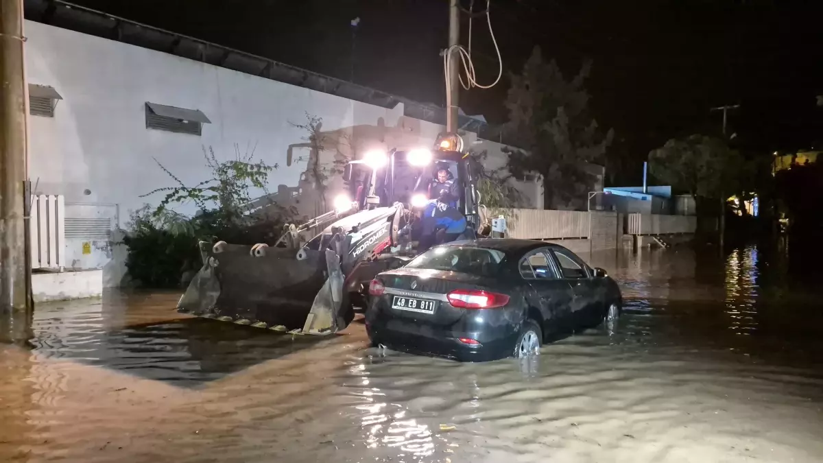 Bodrum’da Kuvvetli Sağanak, Evleri ve Yolları Su Bastı