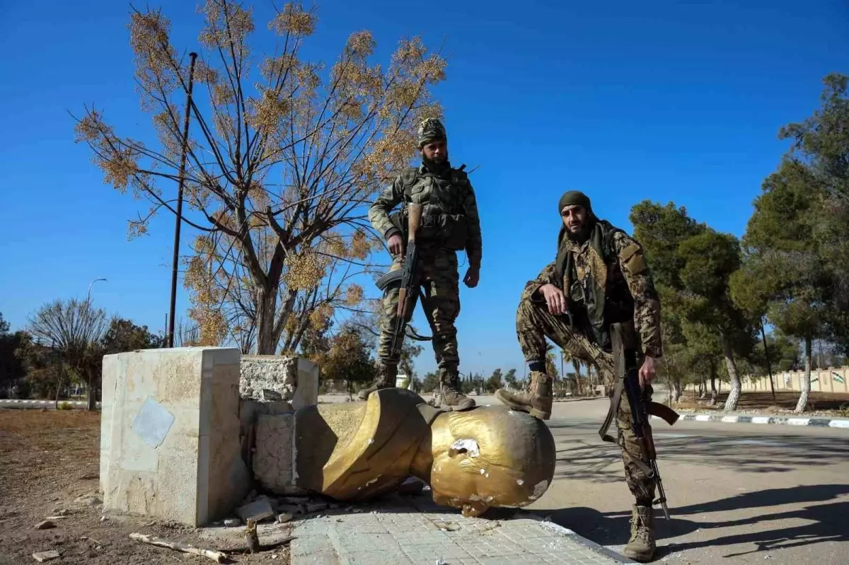 Esad Heykelleri Yıkıldı