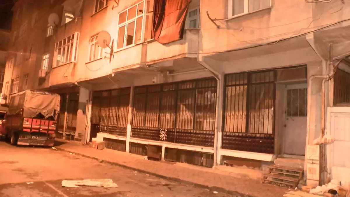 Esenler’de Kolonlardan Ses Gelen Bina Tahliye Edildi