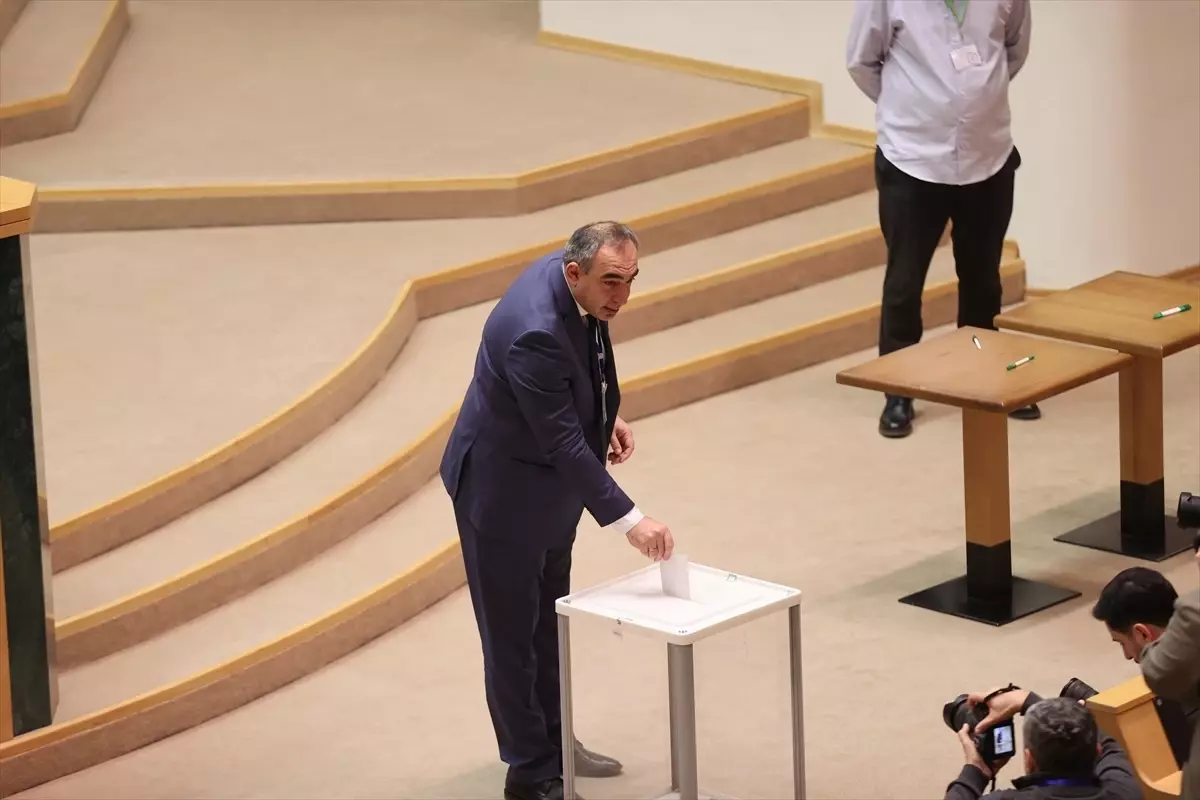 Gürcistan’da Cumhurbaşkanı Seçimi Başladı