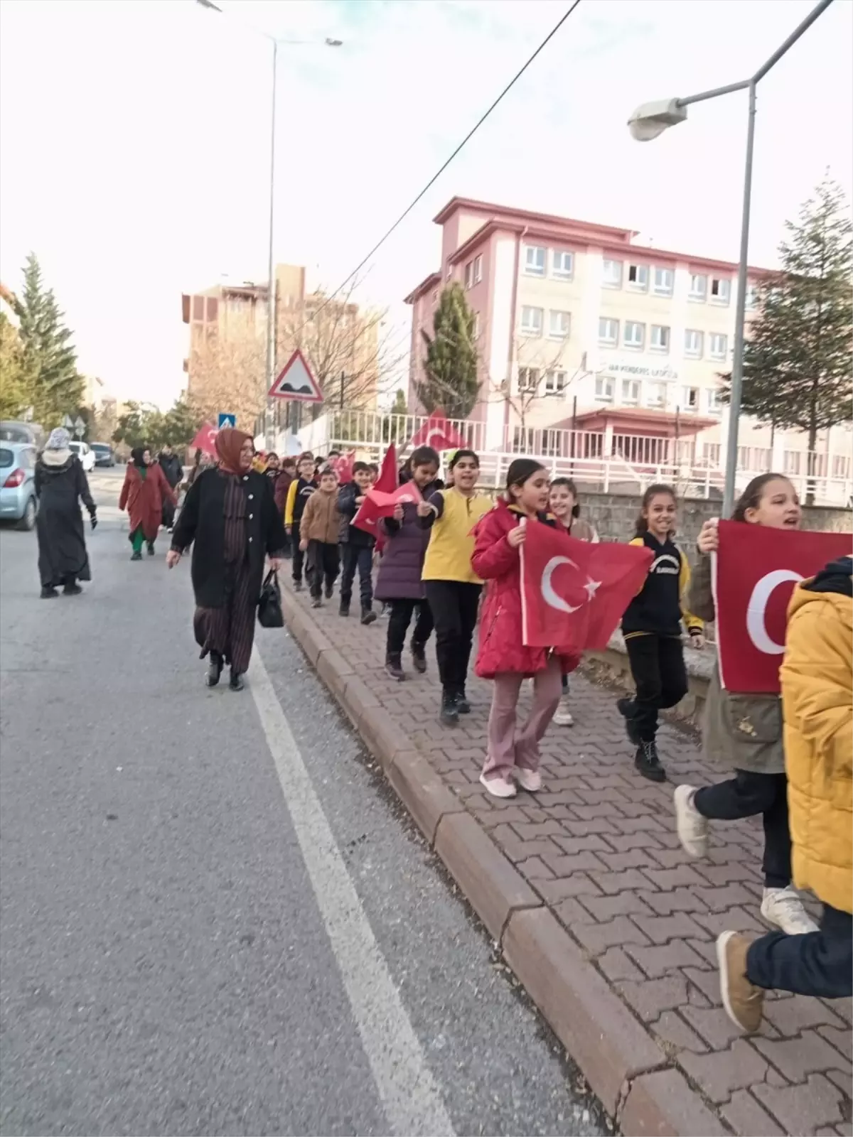 Kayseri’de ilkokul öğrencilerinden şehit Tuğgeneral Baydilli’nin babaevine ziyaret