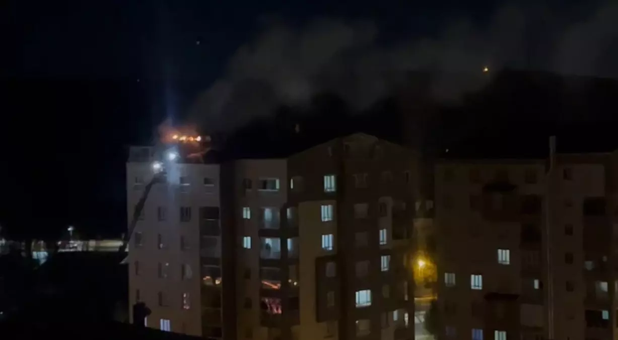 Sivas’ta 9 Katlı Apartmanda Yangın Çıktı