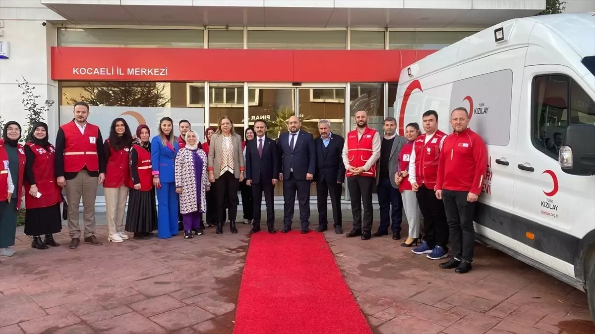 Vali Aktaş, Kızılay Kocaeli Şubesi’ni Ziyaret Etti